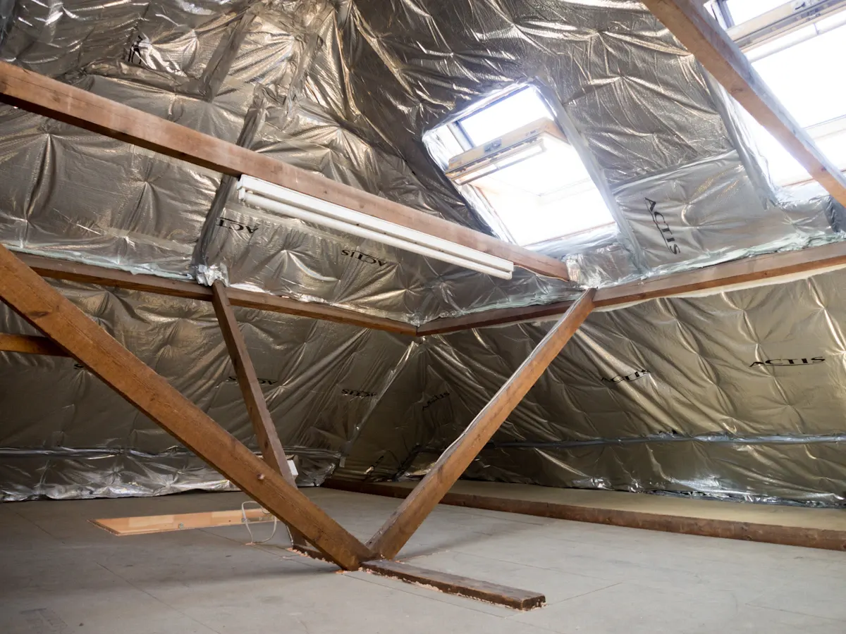 Roof window above an insulated loft space